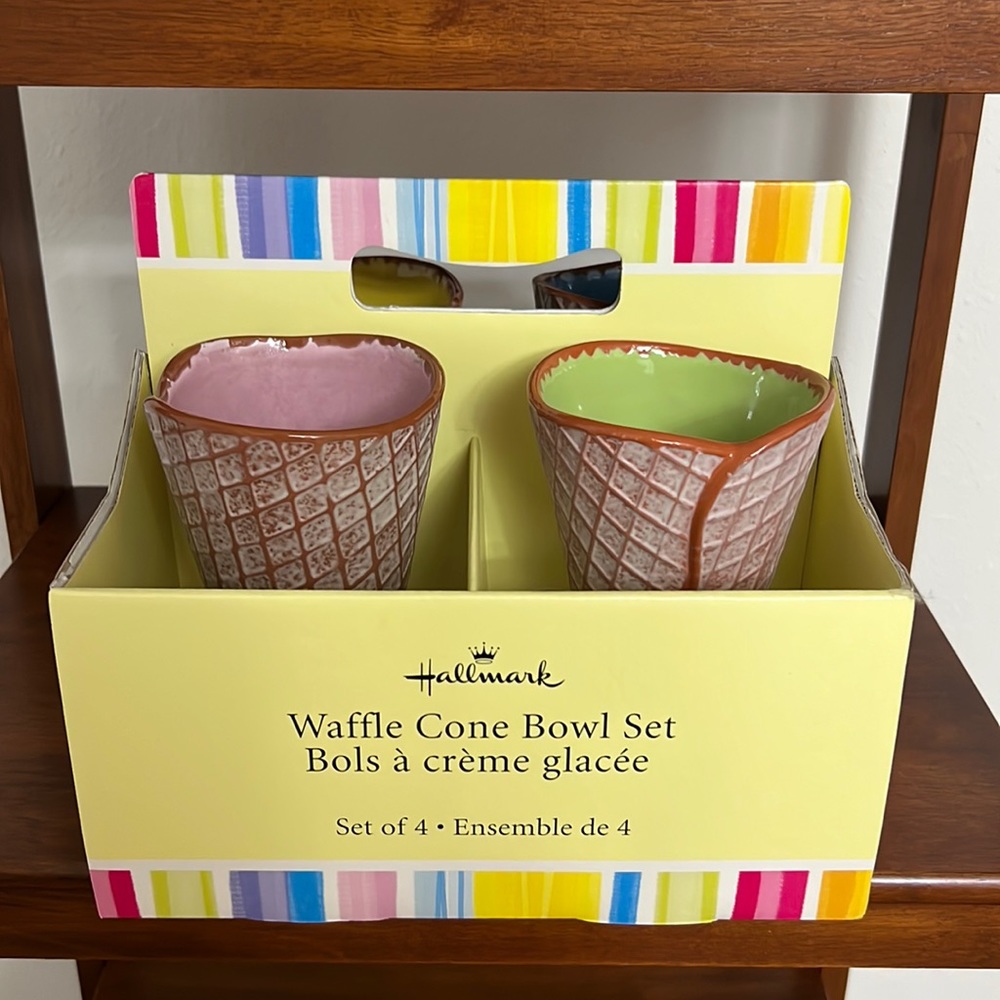 NIB Hallmark Waffle Cone Bowl Set